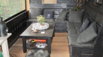 tuinbank en tafel geplaatst